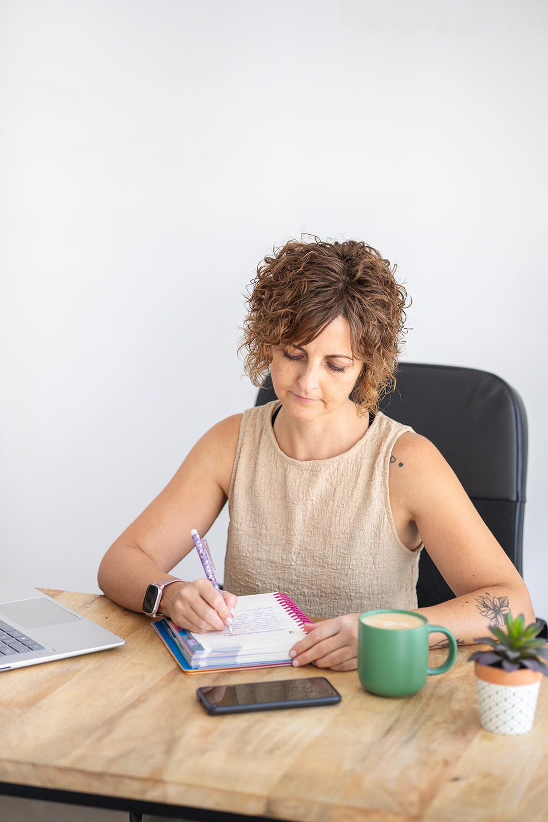 Berta Torres, asistente virtual estratégica, trabajando en su escritorio con ordenador y cuaderno.